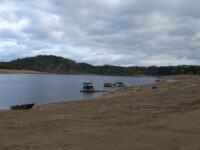 Pohled na zakotvené hausbóty a kotviště Radava